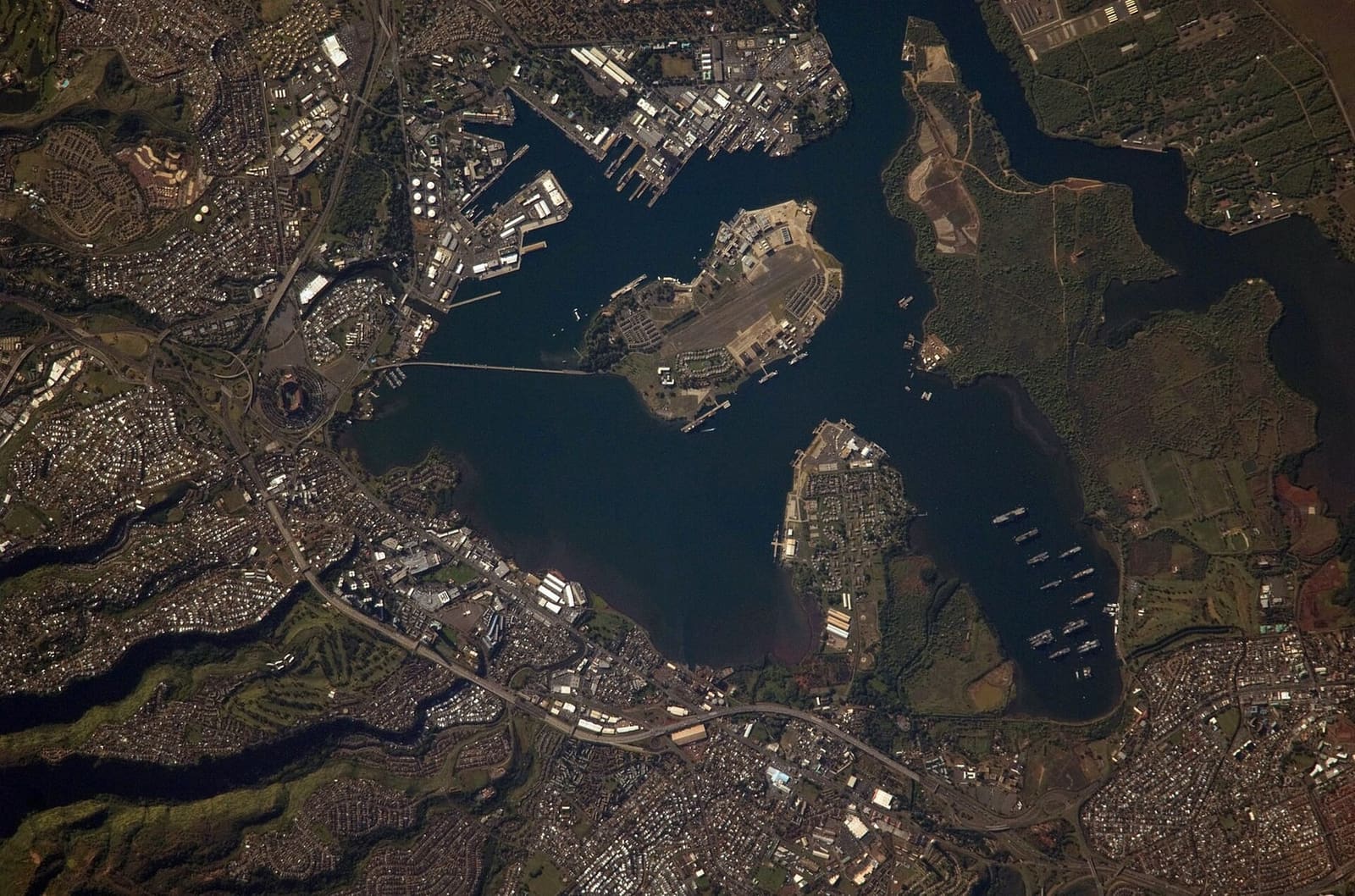 Pearl Harbor and Honolulu from above: an Oʻahu flight, not a Maui one